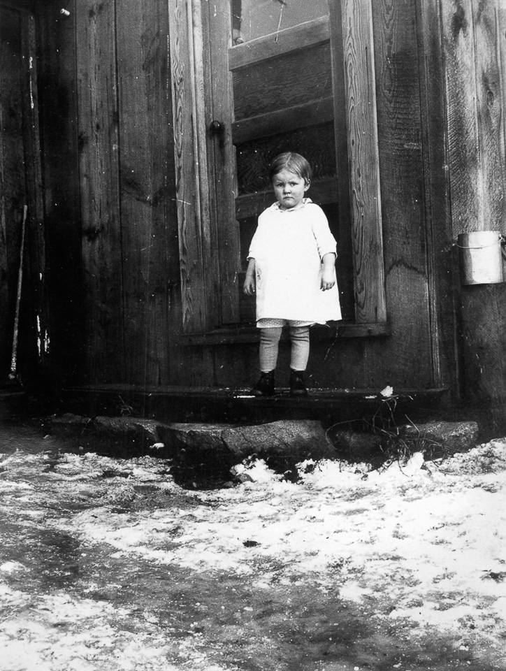 1930-06-00c-Angie-on-Spaudling-farm-in-Fruitland.jpg