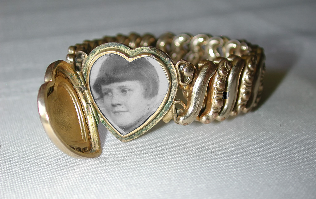 1935-00-00c-Angie's-photo-in-Jo's-bracelet.jpg