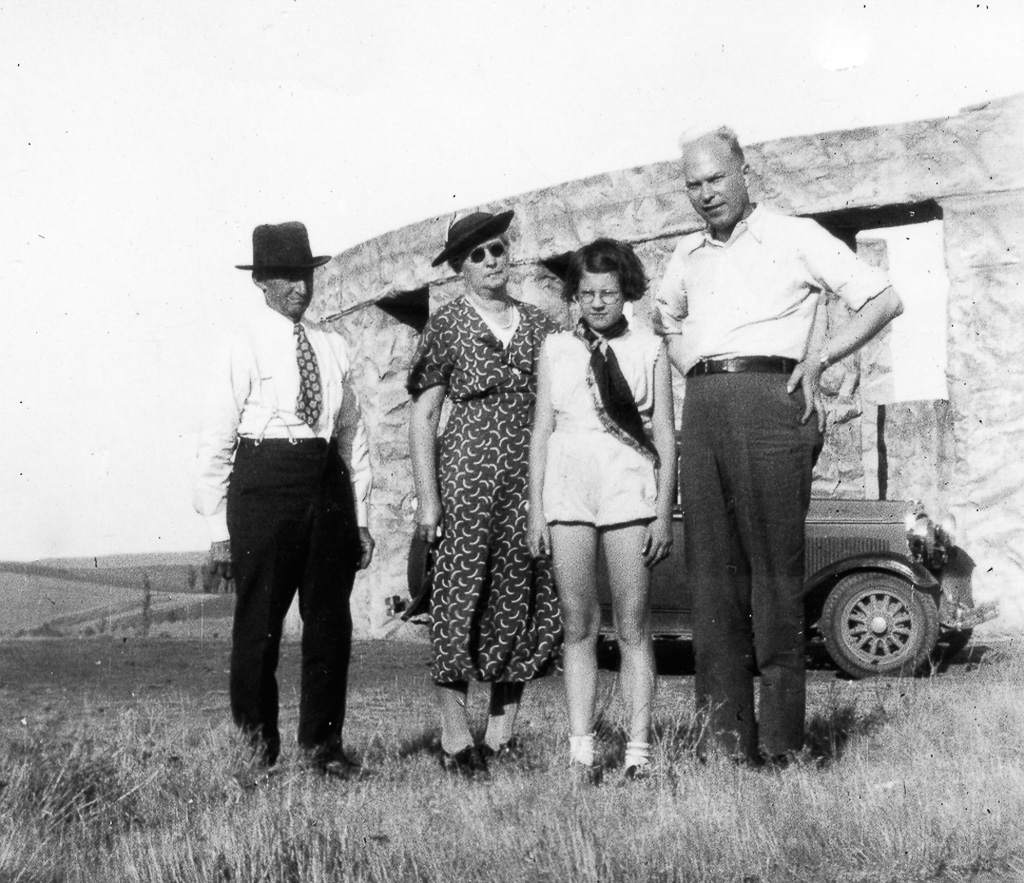 1939-00-00c-Angie-and-Dick-with-the-Kresges-at-Maryville---Mrs-Kresge-was-Dick's-mother.jpg
