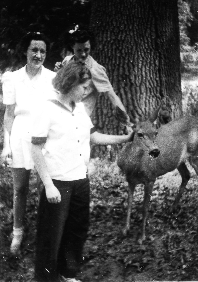 1939-08-00c-2-Jo-Angie-Elizabeth-pet-a-deer.jpg