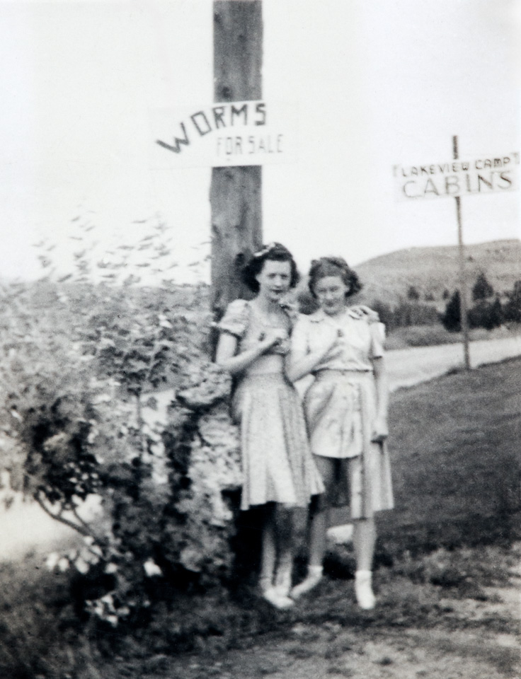 1939-08-00c-4-Liz-and-Angie-on-the-road-Worms-for-sale_r2026_cu.jpg