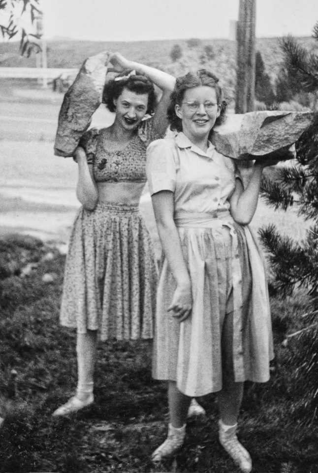 1939-08-00c-5-Liz-and-Angie-show-their-muscles-on-the-road-20230122-DCP_1363_r2026.jpg