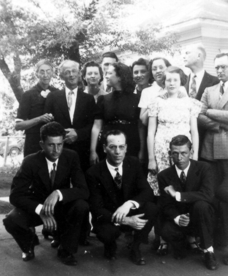 1940-05-00-1-Lincoln-family-gathering-for-Ivy-Lincoln-Steyer-funeral.jpg