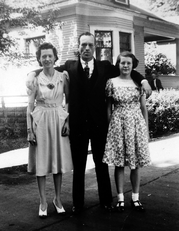 1940-05-00-2-Elizabeth-Lincoln-William-Steyer-Angie-with-James-Lincoln-in-distance.jpg