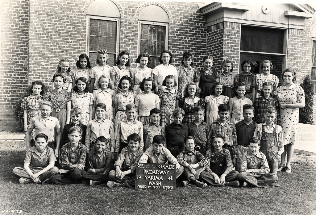 1941-04-00-1-Angie-Broadway-School-Class-photo.jpg