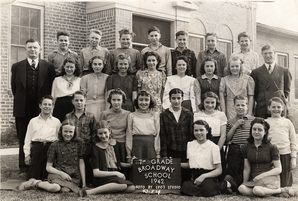 1942-08-29-1-Angie-Broadway-School-class-photo.jpg