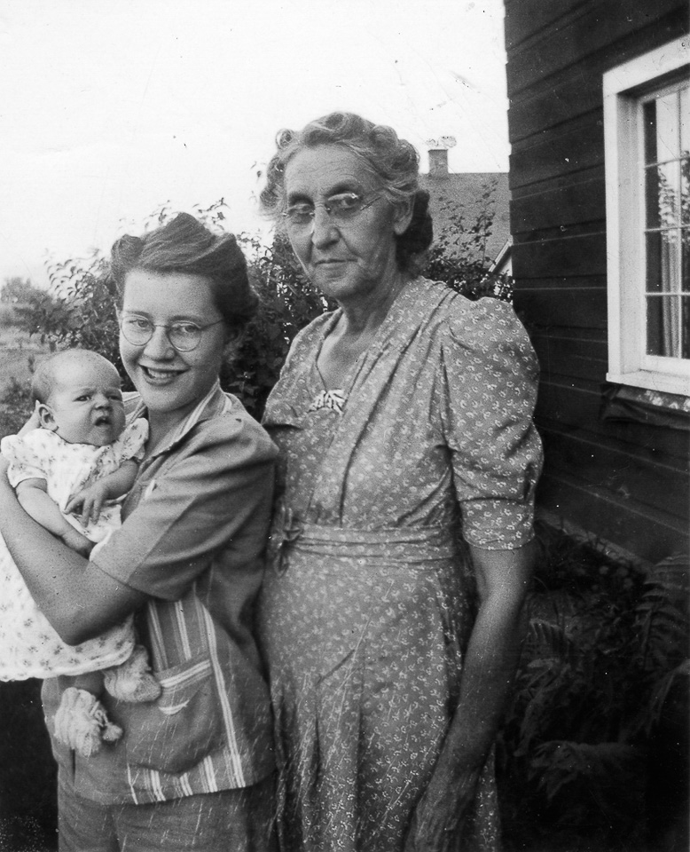1942-09-00c-1-Angie-and-Mary-Lincoln-with-Susan-Dean.jpg