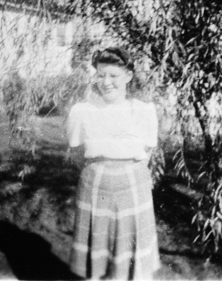 1943-06-00c-Angie-in-skirt.jpg