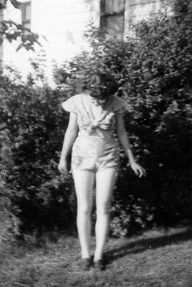 1943-07-00c-Angie-in-summer-outfit.jpg