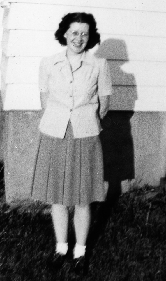 1943-09-00c-2-Angie-in-school-attire.jpg