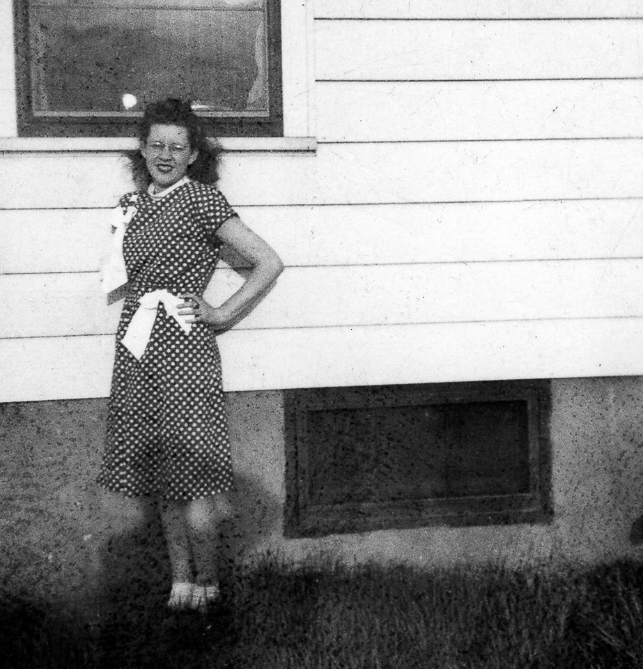 1944-00-00c-2-Angeline-in-polka-dot-dress.jpg