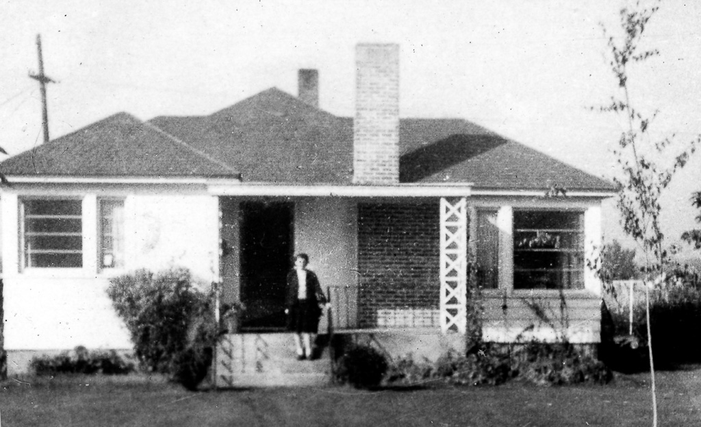 1944-09-00c-1-Angie-at-family-home-on-Broadway-in-Yakima.jpg