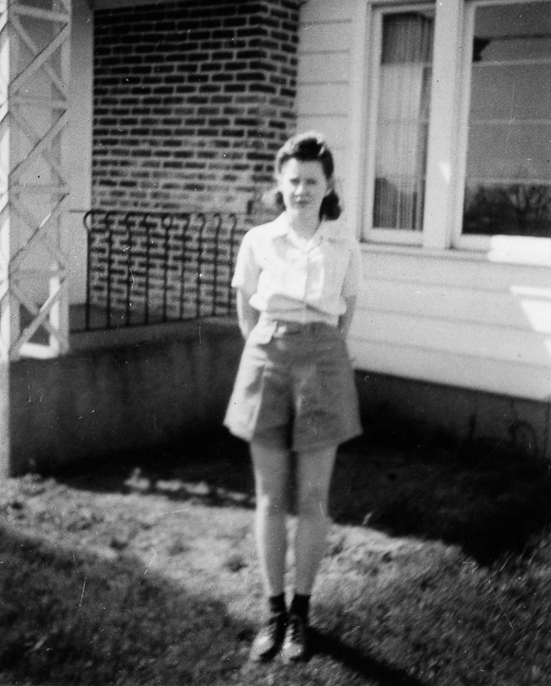 1945-06-00c-Angie-in-shorts-at-Broadway-house.jpg
