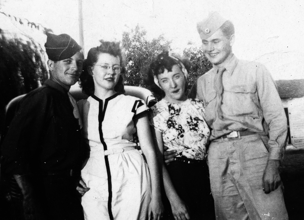 1946-00-00c-Angie-and-friend-with-servicemen.jpg