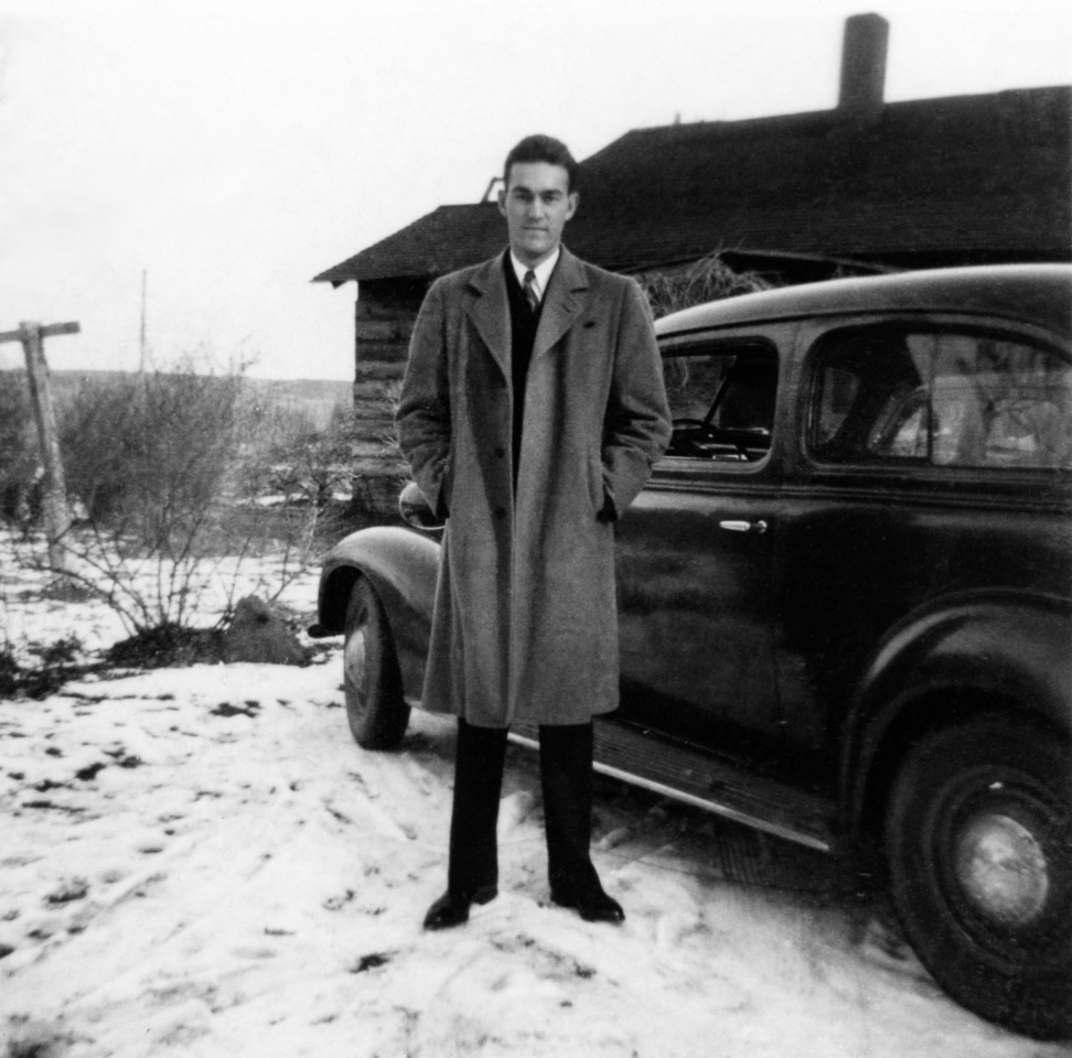1946-12-20-circa-1945--Dan-Zeutenhorst-and-Car_r2026.jpg