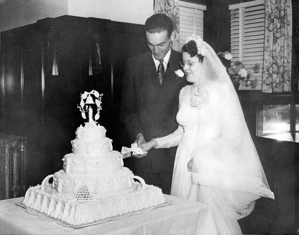 1947-09-11h-Dan-and-Angie-cutting-the-wedding-cake.jpg