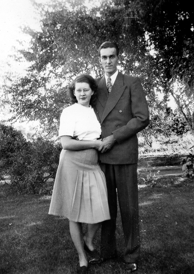 1947-11-17-3-Angie-and-Dan-at-Zeutenhorst-gathering.jpg