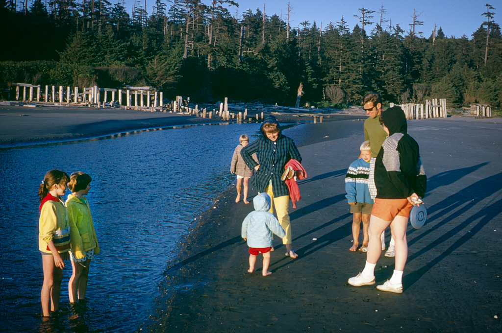 1969-08-00_R06_s33-Moclips,-Washington-Lynn---Angie-at-the-beach-with-the-Dave---Joanne-Newman-family—Vicki,-Pam,-Randy---Brad.jpg