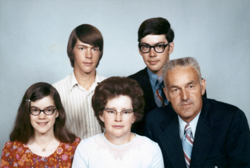 1972-00-00-Richard-Ray-Lynn-Angie-Dan-Highland-Church-family-portrait.jpg