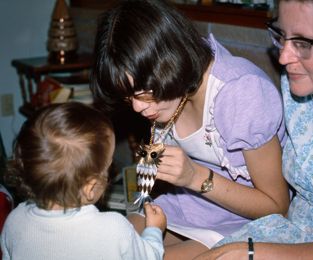 1973-09-04_s01-Naches-Heights-Angie-and-Keith-admire-Lynn's-birthday-present.jpg
