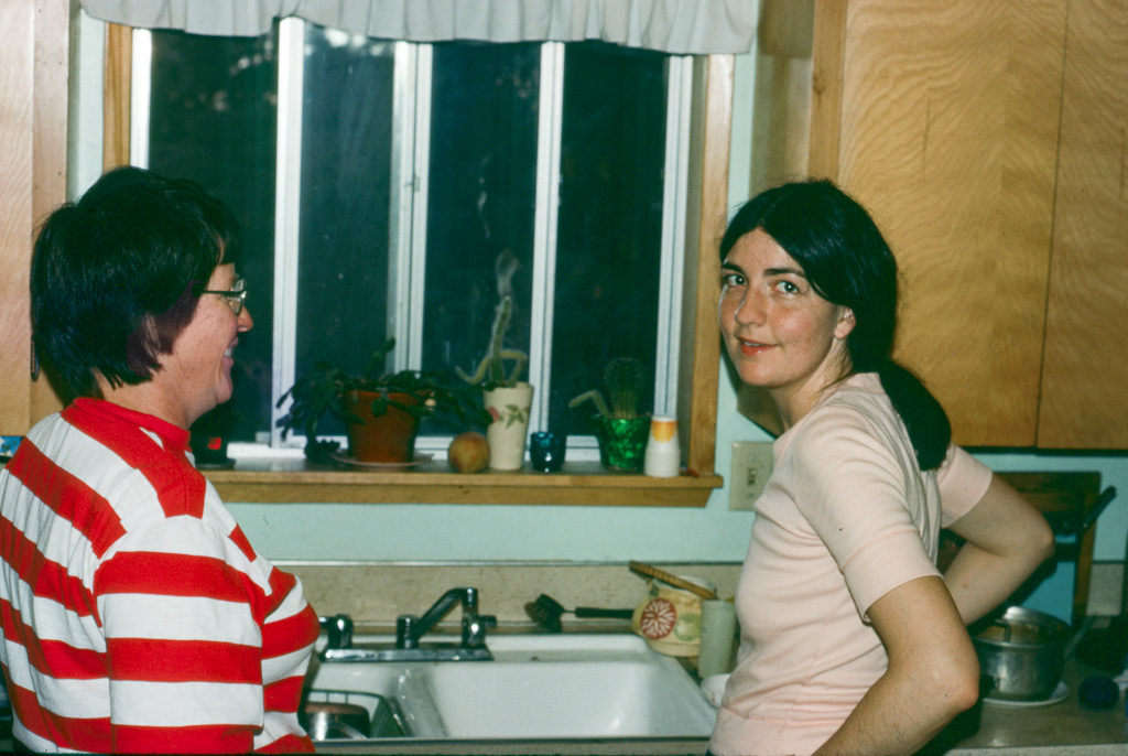1976-09-04_R15_s04-Ranch-canning-peaches-Catherine---Angie_r2026.jpg