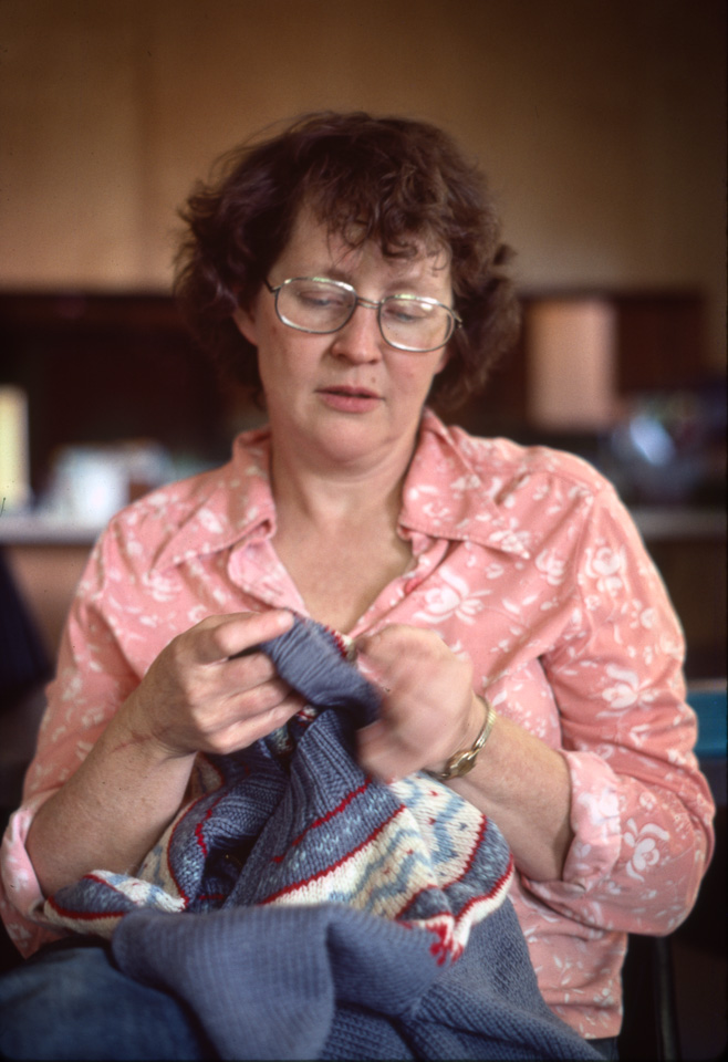 1977-05-28-R08_s09-Naches-Heights-Angie-repairs-a-sweater-she-knit-for-Richard.jpg
