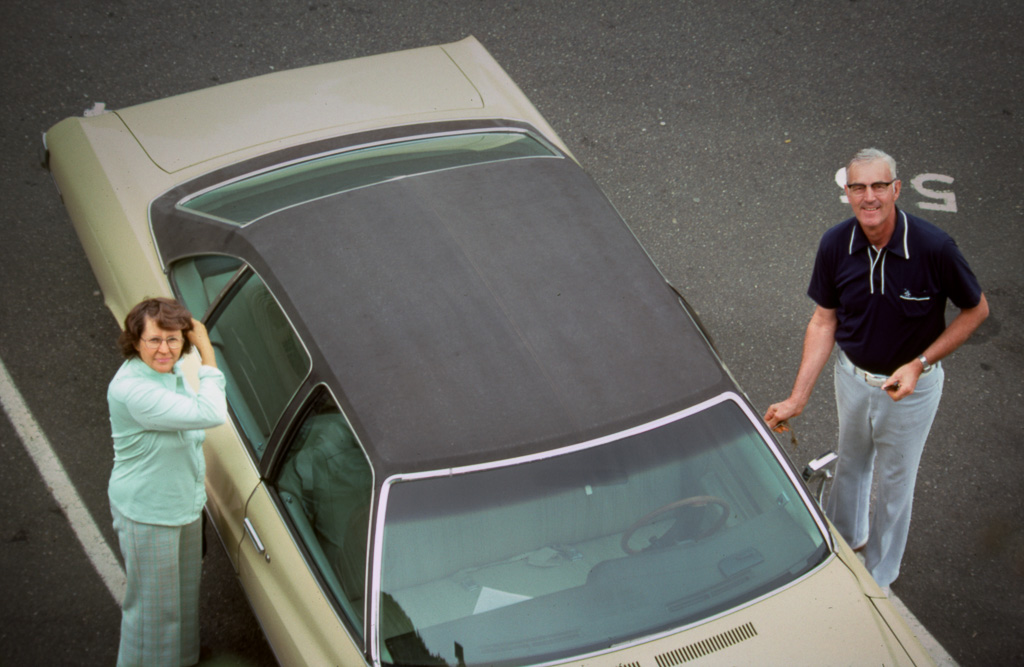 1977-06-18_R30_s20-La-Paz-Apartments,-Seattle-Angie---Dan-head-for-home-after-leaving-the-newly-weds.jpg