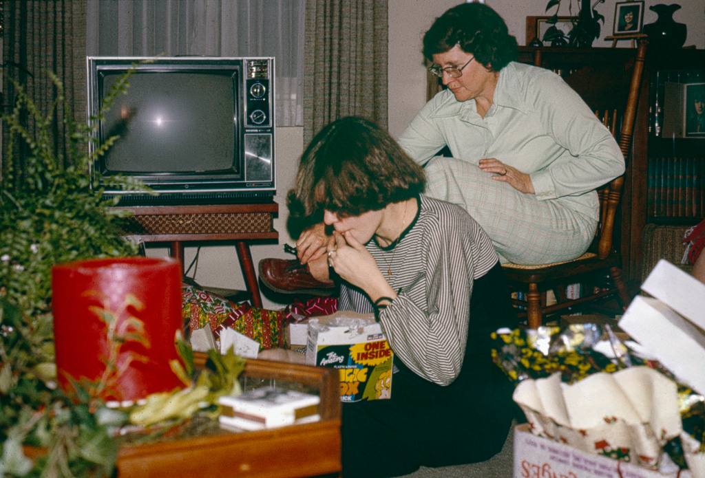 1977-12-25_s11-Christmas-at-Jo's-Apartment-Presents-all-unwrapped-Lynn-delves-into-cereal-box-to-find-magic-trick-to-show-Angie.jpg