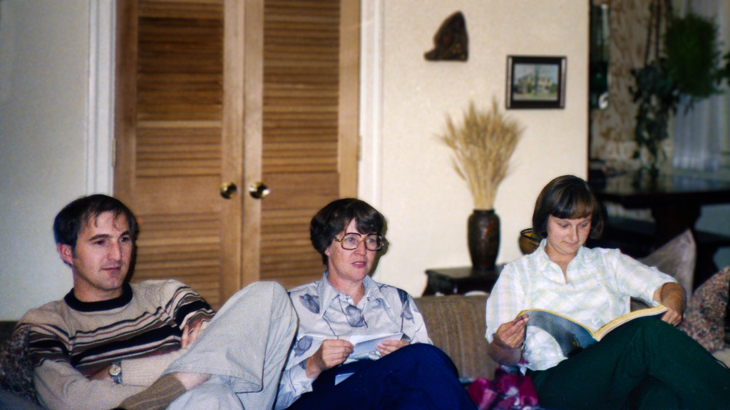 1979-10-23-Jo's-Apartment,-Yakima-Bryan,-Angie---Dianne_r2026.jpg
