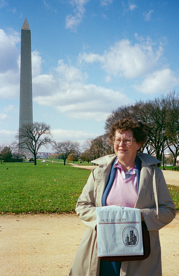 1986-11-13-R10_n07-Angie-Washington-Monument.jpg