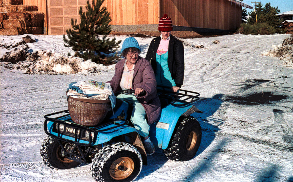 1986-12-23c-Angie-and-Lynn-collect-the-laundry-from-the-neighbor's-dryer.jpg
