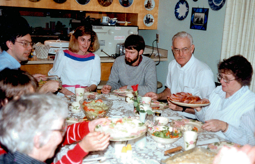 1986-12-254-Dan-Angie-Richard-Ray-LuAnn-Jo-at-dinner-table.jpg
