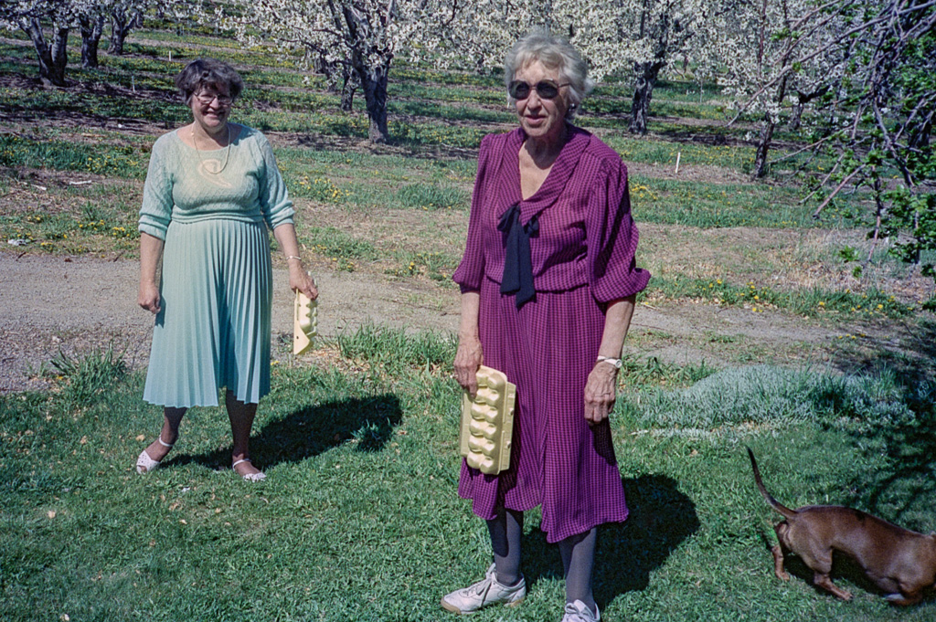 1987-04-19-R04_n06-Easter-Jo-Angie-hidding-eggs.jpg