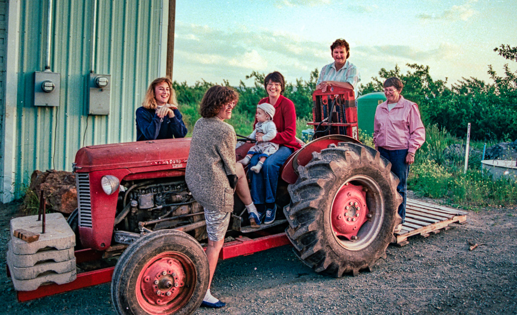 1987-05-22-4-R16_n12-Ladies-and-the-tractor_r2026.jpg