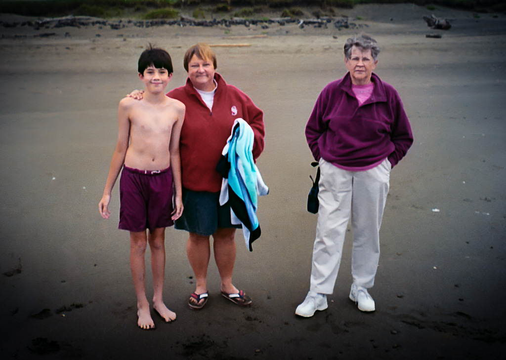 1999-08-18c-R04_n10-Rockaway,-Oregon-Michael,-Dianne---Angie-on-the-beach.jpg