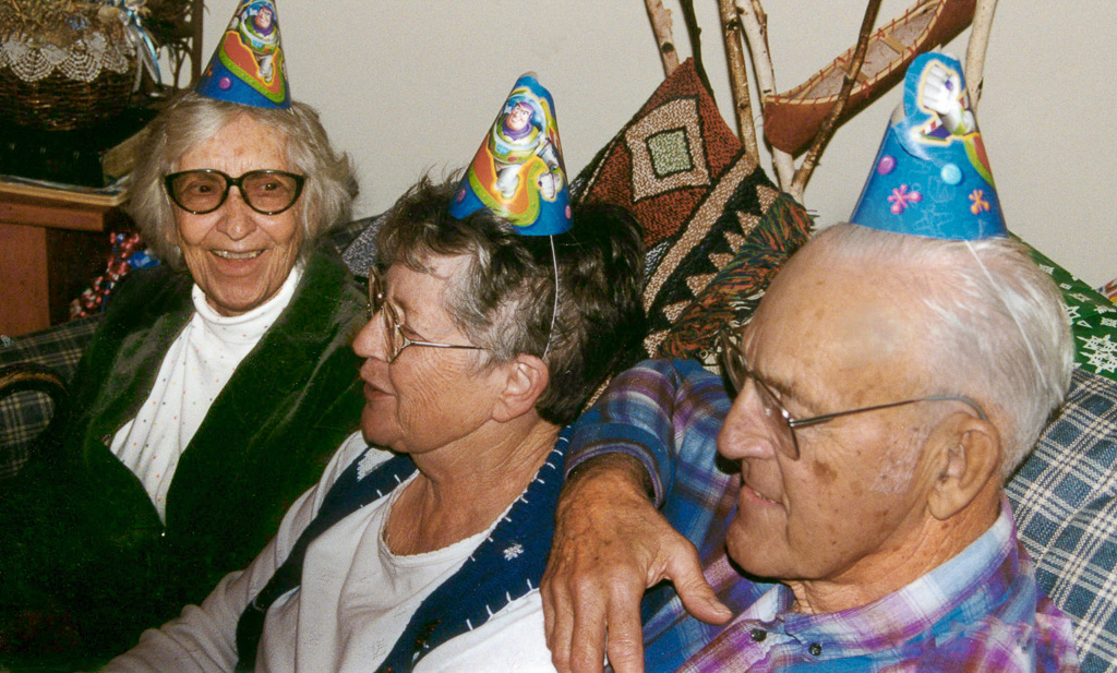 1999-11-27-Dan-Angie-and-Jo-wearing-birthday-hats-for-Gabe_r2026.jpg