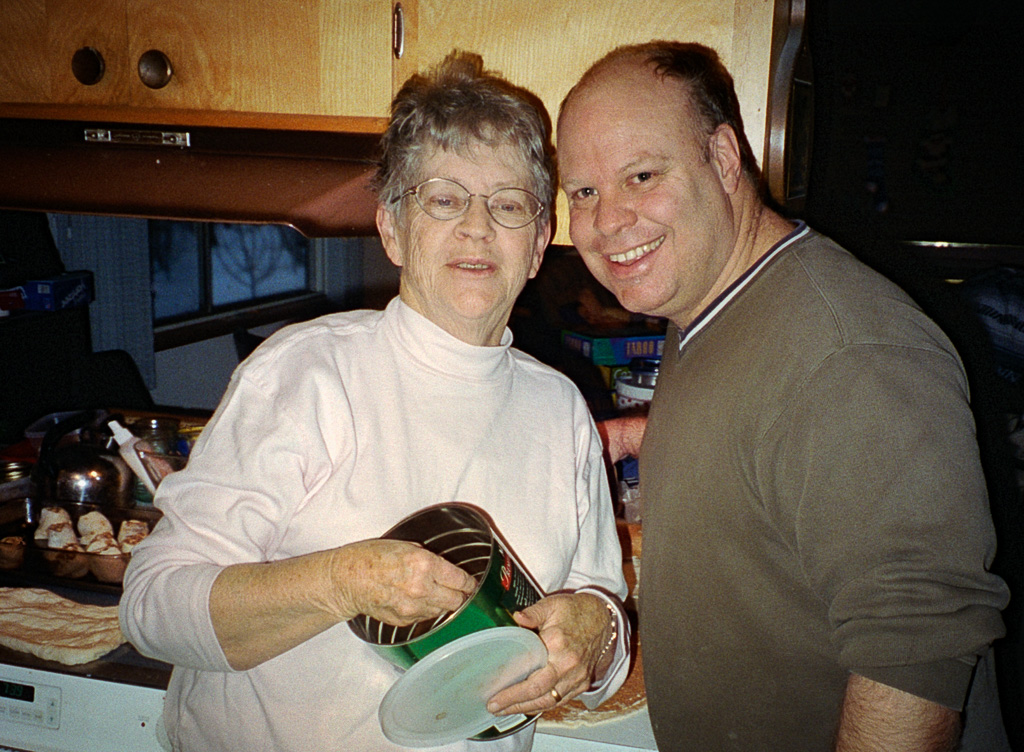 2001-12-24-R04_n21-Angie---Kelly-cooking-in-the-kitchen.jpg