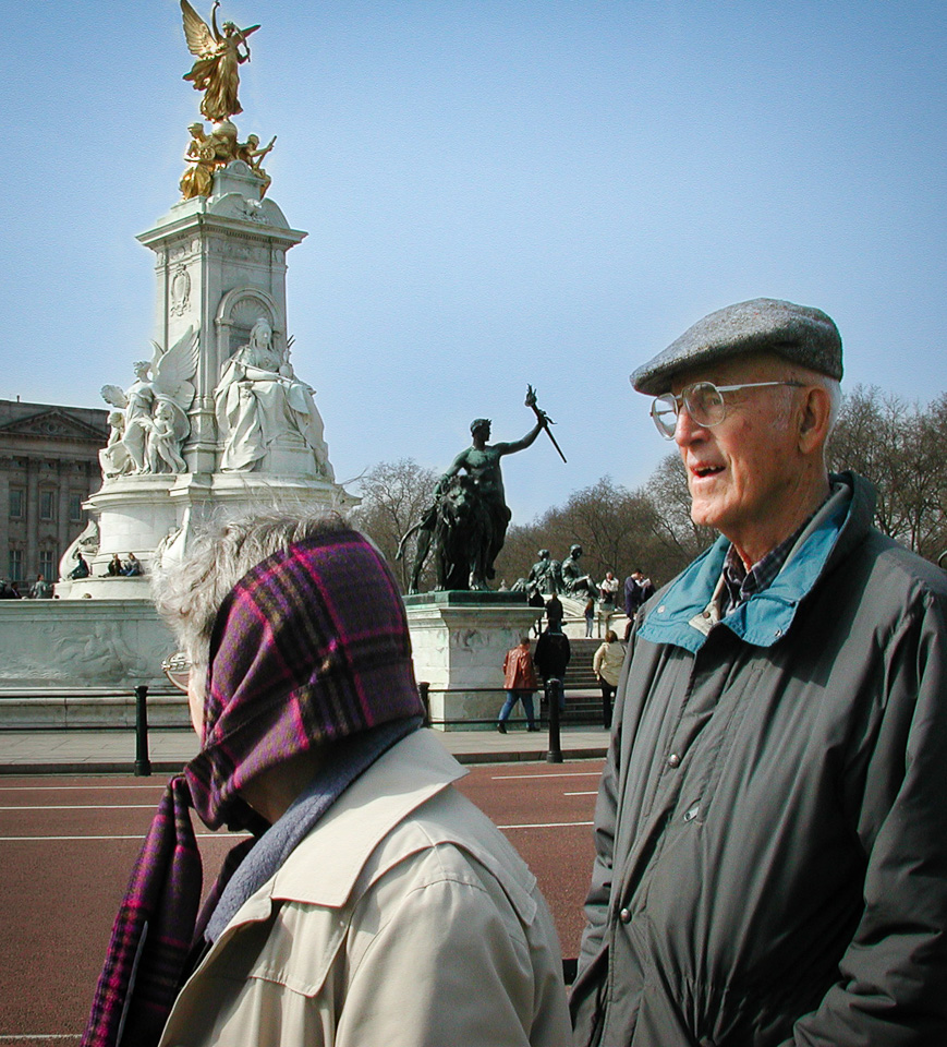 2002-03-24-DSCN_1581-London-Buckingham-Palace-Queen-Victoria-Memorial-Angie---Dan.jpg