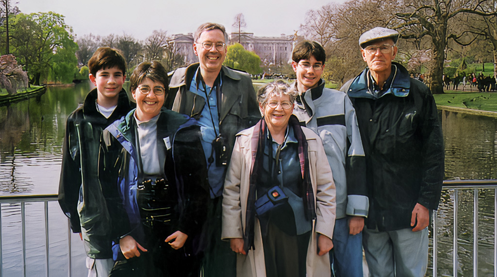 2002-03-24-London-Family-on-the-Blue-Bridge-witgh-Buckingham-Palace-in-background_r2026.jpg