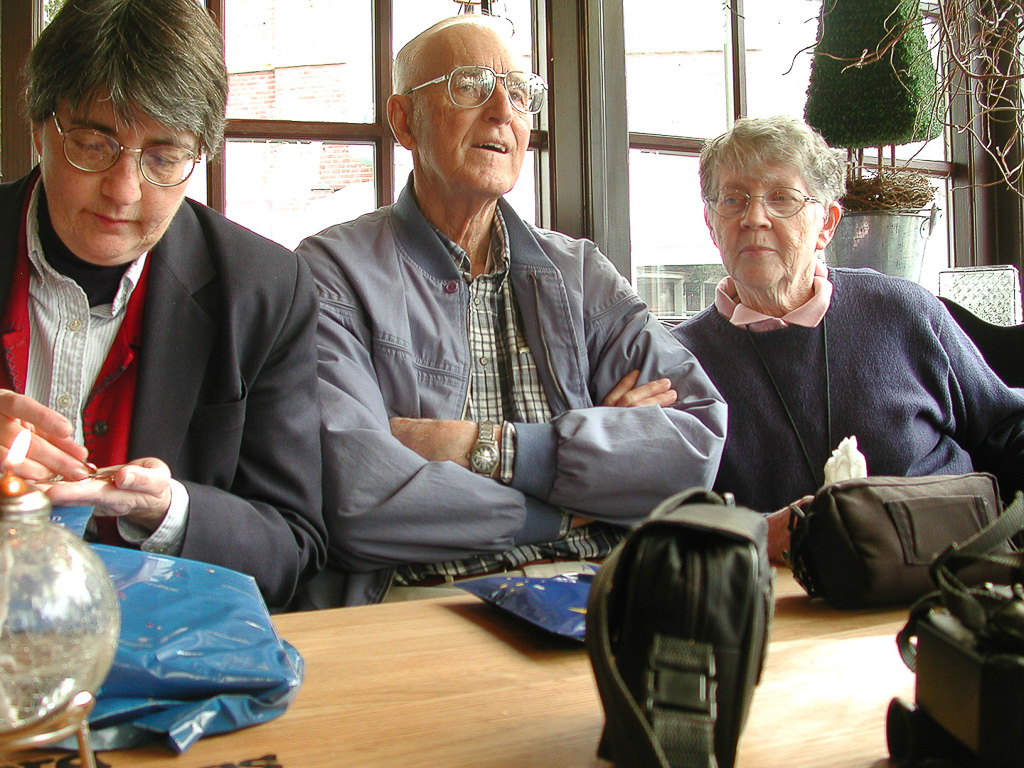 2002-03-30-Catherine-Dan-Angie-rest-at-an-Oldenzaal-cafe.jpg