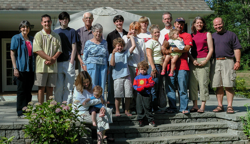 2004-07-25-DSCN_153-Pano-Group-Photo-at-Lynn---Kelly's.jpg