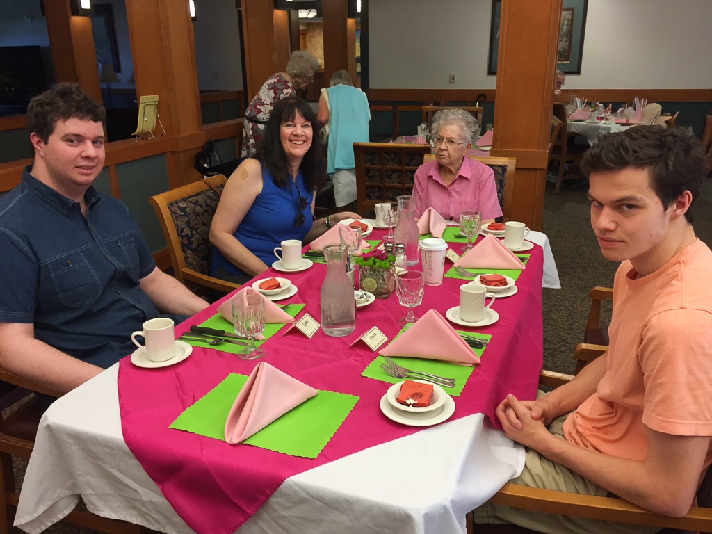 2018-05-13-2-Summiview-Angie-with-Lynn-Gabe-and-Rusdan-for-a-Mother's-Day_r2026.jpg