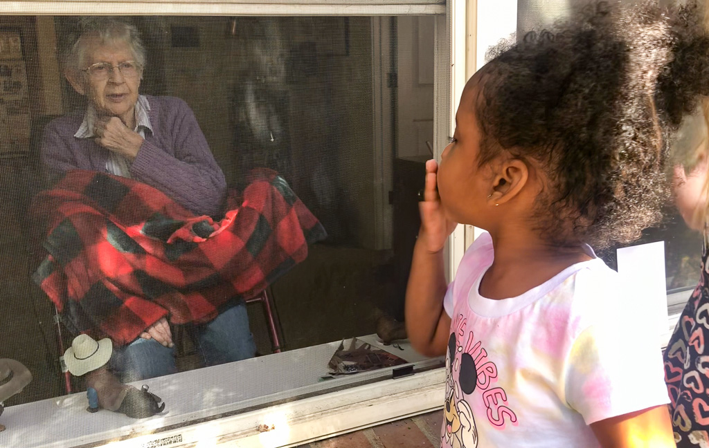 2021-04-06-Daylee-blows-her-great-granmother-a-kiss-after-meeting-her-for-the-first-time.jpg