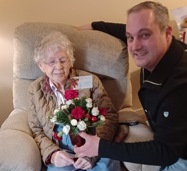 2022-12-28-Keith-presents-his-granmother-a-holidy-bouquet-of-flowers.jpg