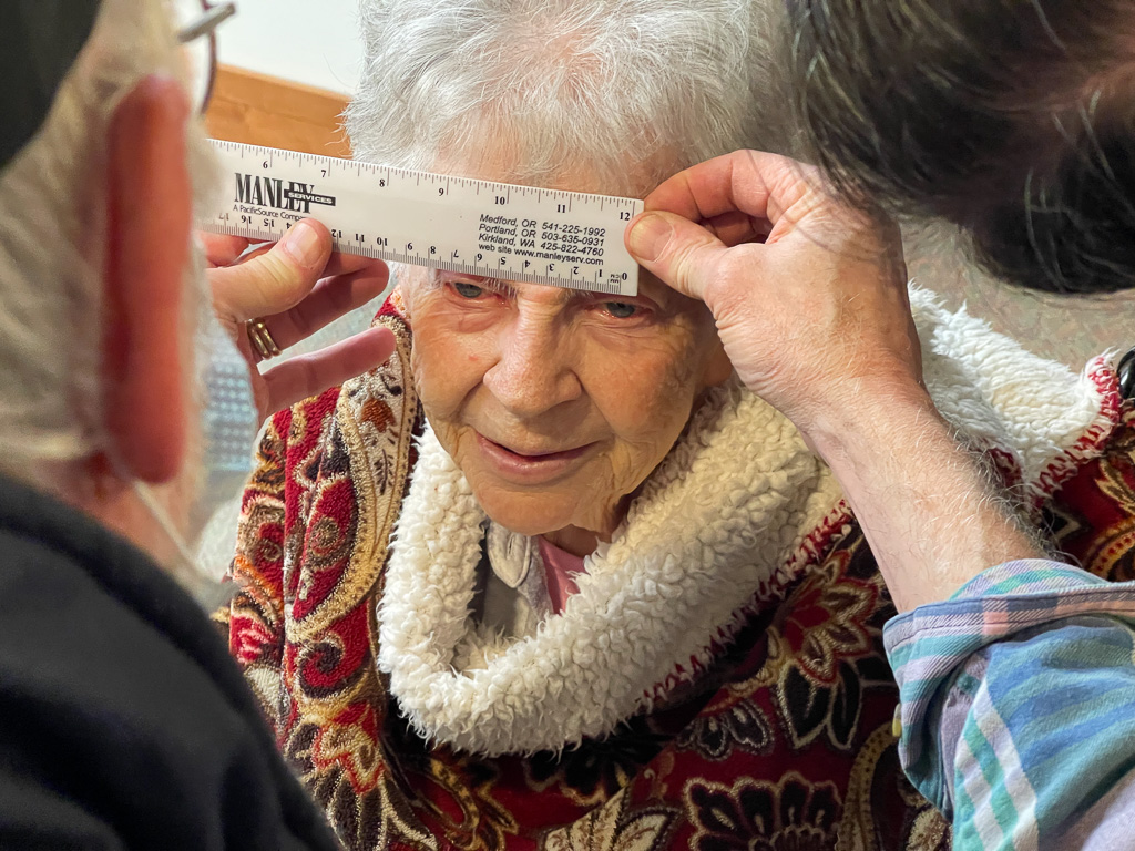 2023-03-01-Ray-mesures-his-mother-for-new-eyewear-IMG_3451.jpg